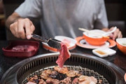 J( ‘ｰ`)し「今夜は焼肉よ」彡(^)(^)｢｣ﾄﾞﾀﾄﾞﾀﾄﾞﾀ(階段を駆け下りる音)