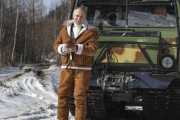 プーチン大統領、シベリアでセルゲイ国防相と休暇…全地形対応車を自ら運転！