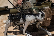 米海兵隊、M72軽量対戦車ロケットランチャーを搭載した四足歩行「ロボットヤギ」の発射試験に成功！