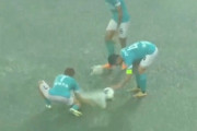 【動画】まるでプール！水浸しのグラウンドで試合、ボールに水をかけFKを妨害する珍光景も―中国