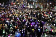 【韓国】弾劾案再採決前夜、国会前に「ろうそく」があふれかえる