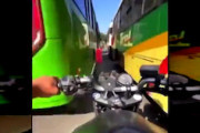 【動画】すり抜けしながらブンブン吹かしていたバイク乗り、宙を舞うｗｗｗｗ