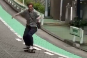 【悲報】スケボーおじさん、海外の動画真似して坂道の車道を滑走した結果ｗｗｗｗｗｗｗｗｗｗｗ