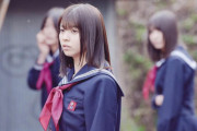 ゆいぽんがセーラー服姿で登場！11/13公開予定の欅坂46小林由依出演映画『さくら』新しい劇中写真が公開。公式サイトプロフィール欄も更新