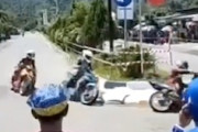 【動画】観客3人が巻き込まれた公道バイクレースの大事故。（インドネシア）
