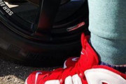 勘違いおじさんって赤とか派手な色のスニーカー履きがちだよな、なんで？