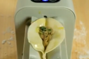 これどうやって使うんだよ・・・。最高にイライラする自動餃子包みマシーン。海外の反応
