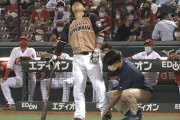 日ハム近藤、左足に自打球を当て途中交代