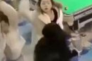 【中国のビリヤード場】中国女子2人、刃物で女子1人を切りつけまくる　別の刃物女子が登場し反撃へ！