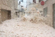 【動画】暴風雨により発生した『泡』で埋め尽くされる街の映像が凄い・・・