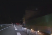 【動画】女さん、お祈り車線変更で無事トラックに衝突する