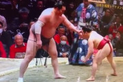 昨日の白鵬(192cm）vs炎鵬(167cm)の対決動画が話題に！！ナメプに見える白鵬に対して･･･