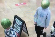 スイカをくり抜いて頭からかぶった2人組がコンビニ襲う