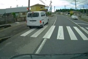 歩行者のいる横断歩道で停止した所横から抜いて行く危険運転した問題でアイリスオーヤマが謝罪文を出す