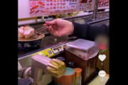 【悲報】若者さん、回転寿司でイタズラしてSNSに動画を投稿 → 大炎上