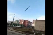 ロシア軍のミサイルが着弾、不発に終わりウクライナ兵らが運よく死を免れる瞬間をとらえた動画！