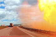 大爆発。ニューメキシコ州の列車脱線事故を記録したダッシュカム映像が熱い。