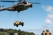在日米海兵隊がCH-53E大型輸送ヘリで汎用軍用車両L-ATVの吊り上げ輸送訓練を実施！