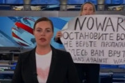 【悲報】ロシアのテレビ局スタッフ、生放送中に反戦を訴えて警察に連行される