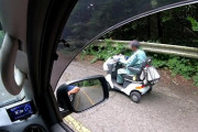 車の間をすり抜ける「シニアカー」　歩行者扱いなのに車道で迷惑運転