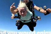 104歳の女性がスカイダイビングに挑み、『世界最高齢記録』を塗り替える！しかし、一週間後・・・
