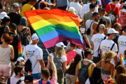 【ハンガリー】ＬＧＢＴ新法に抗議、３万人規模のプライドマーチ