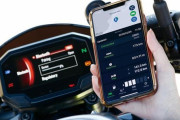 カワサキの新型車に備わる「スマホ接続機能」