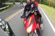 バイクの正面衝突。カーブを曲がり切れなかった2ケツのスクーターが目の前に(°_°)