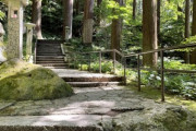 山寺での一日の過ごし方 「階段を上るお二人の姿を見ているだけで、太ももが熱くなってきました」「隔離された後に旅行に行けるのはとても気持ちがいいでしょう」海外の反応