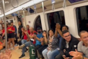 【あったけぇ】日本人がW杯開催国・カタールの電車に乗っただけで大盛り上がりな動画！ 最高の祭りなんだなぁ