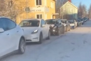 【動画】スウェーデンでも充電待ちのテスラが長い列を作ってしまう。最大4時間待ち。