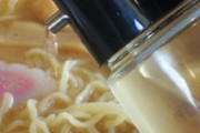 ラーメン屋のカウンターに置いてるある「酢」って使うやつおるん？