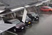 【動画】台風に吹き飛ばされる太陽光パネルが危険ぎると話題に！「絶対に近づかないで」「義務化した小池都知事見てるか？」