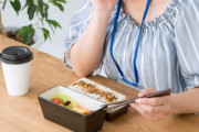 職場での昼休み「一人」で過ごす人は◯％