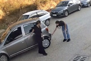 【動画】駐車が下手すぎて他人のメルセデスをボコってしまうギャルたちがひどいｗｗｗ