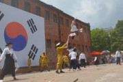 【動画】韓国の日本植民地解放記念日、韓国のエクストリームテコンドーチームは旭日旗を蹴り割る「独立パフォーマンス」で盛り上がる「マンセー！」