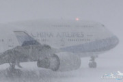 新千歳空港で猛吹雪の中離陸する飛行機を撮影した動画が話題に（海外の反応）