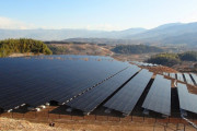 山を覆う大量の太陽光パネル　あれパネルの寿命が来たらどうなるの？