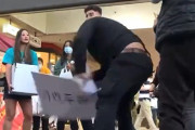 【動画】豪シドニー、街中で「反習近平」抗議活動中、中国人たちから攻撃、妨害される！