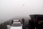 【衝撃】濃霧の事故現場に大型トレーラーが突っ込んでくる事故がKOEEEEE！?