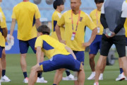 【サッカー】超サイヤ人“第2形態”へ!! 長友佑都、ドイツ戦前日のピッチ確認に赤髪姿で登場