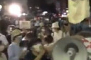 【動画】 閉会式の外でまだオリンピック反対デモ ⇒ 「やめろ！やめろ！」 ⇒ もう終わってる