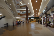 海外「日本のショッピングモールは開放的だね！」日本の郊外型の大型ショッピングモールを見た海外の反応