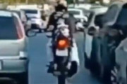 【動画】バイク乗りさん、追い抜こうでした車に並走されてブチキレwww