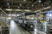 日本の工場でバスや産業機械が完成するまで 鉄の骨組みから大量生産工程を追う