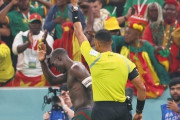 カメルーン代表、ブラジル撃破！アブバカルが劇的決勝弾も勢い余ってユニを脱ぎ退場に　1次リーグ敗退もW杯9戦ぶり白星で意地見せる
