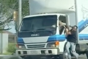 【5秒】走るトラックの運転席に掴まっていた男性、落下して踏まれてしまう(@_@;)