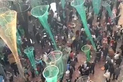 【動画】餅まきガチ勢、長く伸ばした網で他人より多く拾おうとする。