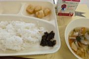 【画像】大阪のガキが食べてる給食がこちらｗｗｗｗｗｗｗｗｗ