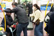 【動画あり】山手線で咳をきっかけに「コロナウイルスだ」などと大人同士の喧嘩が勃発してしまう・・・